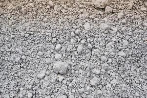 uma vista do solo úmido natural rachado fresco solto fértil preto escuro. o fundo. textura foto
