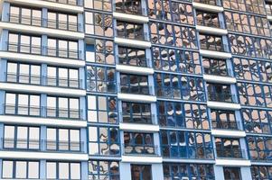 belas e modernas janelas de fibra de vidro azul da parede da fachada de uma casa moderna de construção de arranha-céus. fundo, textura foto