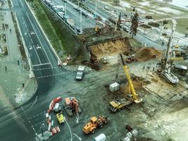 construção de uma ponte no centro da cidade. construção de um novo viaduto de blocos de concreto, marcação em asfalto, construção de uma superfície de estrada para carros e pedestres foto