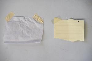 papel de nota em branco para maquete. papel de listra colado com fita adesiva na parede foto