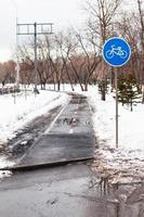 ciclovia molhada na cidade com mau tempo foto