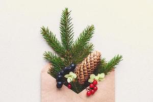 galho de árvore de natal em envelope, design de decoração de natal diy zero desperdício, espaço de cópia foto