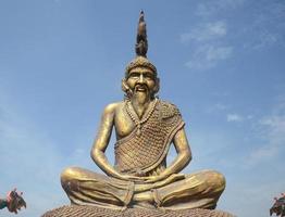 reverendo avô eremita puchong nagarat. templo kaeng khoi, província de saraburi foto