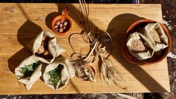 sementes de trigo, avelãs, nozes na mesa de madeira. conceito de comida saudável e nutricional