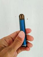 este cigarro elétrico de cor azul marinho é muito simples e fácil de segurar foto