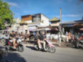 borrão de movimento do mercado tradicional local na ilha de lombok, indonésia foto