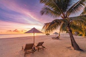 praia incrível. cadeiras românticas céu do mar da praia de areia. férias de verão de casal para destino turístico. paisagem tropical inspiradora. tranquilo cênico relaxe praia bela paisagem fundo foto