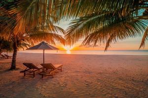 praia incrível. cadeiras românticas céu do mar da praia de areia. casal férias de verão para destino turístico. paisagem tropical inspiradora. tranquilo cênico relaxar praia bela paisagem fundo foto