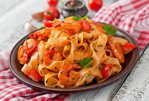 macarrão fettuccine com camarão, tomate e ervas foto