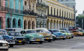 cena de rua com carros antigos em havana, cuba. foto