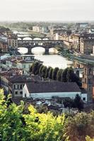 cidade de florença com a incrível ponte ponte vecchio, cidades europeias foto