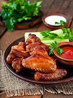 asas de frango assadas com molho teriyaki foto