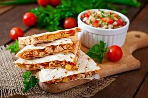 envoltório de quesadilla mexicano com frango, milho e pimentão e salsa foto