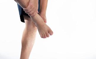 homens ou mulheres idosos ou jovens têm problemas nos joelhos, tornozelos, articulações, artrite e tendões. dor muscular induzida pelo exercício da gota e ácido úrico isolado no fundo branco foto