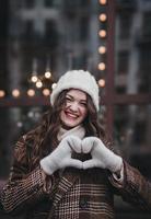 garota emocional e alegre com casaco de inverno foto