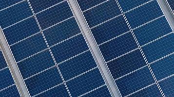 vista aérea de painéis solares ou módulo fotovoltaico. energia solar para energia verde. recursos sustentáveis. painéis de células solares usam a luz do sol como fonte para gerar eletricidade. fotovoltaica ou fotovoltaica. foto