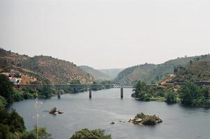 vale do rio com ponte ferroviária foto