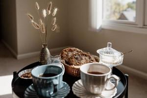 café da manhã estético. café com leite, chá com leite, açúcar, amêndoa, bolos de amêndoa, bolachas, maçapão e folhados. café da manhã britânico em uma casa aconchegante. clima de outono. foto