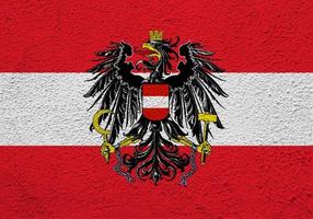bandeira e brasão de armas da Áustria em um plano de fundo texturizado. colagem de conceito. foto