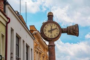 nitra, eslováquia - 17.06.2022 relógio musical na cidade velha é um dos pontos turísticos de nitra. foto