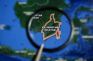 mapa de kalimantan sul sob lupa com foco seletivo foto