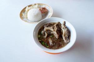 sopa tradicional indonésia chamada sop buntut com arroz e emping melinjo com foco seletivo foto