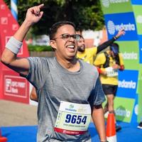 nova delhi, índia - 16 de outubro de 2022 - vedanta delhi meia maratona após covid em que os participantes da maratona prestes a cruzar a linha de chegada, meia maratona de delhi 2022 foto