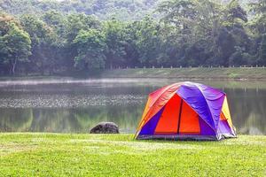 barraca de cúpula acampar ao lado do lago foto