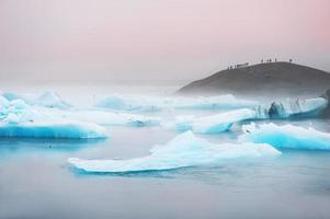 icebergs azuis na lagoa glacial de jokulsarlon.