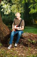 guitarrista no parque foto