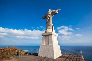 a estátua do cristo rei na ilha da madeira, portugal
