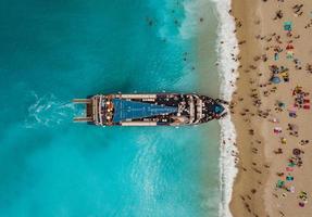 turistas chegaram à praia foto