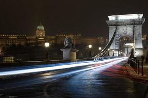 ponte de corrente e palácio real em Budapeste, Hungria à noite