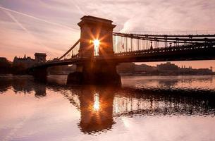 ponte de corrente contra o pôr do sol em Budapeste, Hungria foto