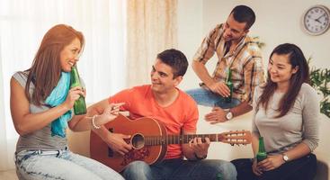 amigos se divertindo e fazendo festa em casa foto