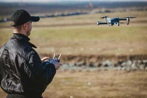 homem navegando em um drone foto