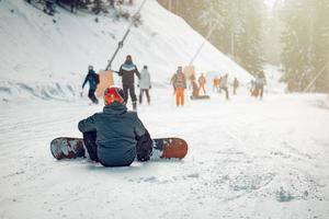 snowboarder na neve foto