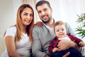 jovem família feliz foto