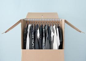 roupas em uma caixa de guarda-roupa para facilitar a movimentação