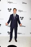 los angeles - 6 de outubro - skylar astin na 90ª gravação espetacular do mickey s no shrine auditium em 6 de outubro de 2018 em los angeles, ca foto