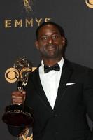 los angeles - 17 de setembro - sterling k brown no 69º primetime emmy awards - sala de imprensa no jw marriott gold ballroom em 17 de setembro de 2017 em los angeles, ca foto