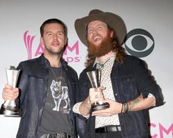 las vegas - 2 de abril - tj osborne, john osborne, irmãos osborne na academia de música country awards 2017 na t-mobile arena em 2 de abril de 2017 em las vegas, nv foto