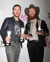 las vegas - 2 de abril - tj osborne, john osborne, irmãos osborne na academia de música country awards 2017 na t-mobile arena em 2 de abril de 2017 em las vegas, nv foto