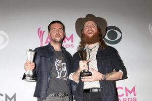 las vegas - 2 de abril - tj osborne, john osborne, irmãos osborne na academia de música country awards 2017 na t-mobile arena em 2 de abril de 2017 em las vegas, nv foto