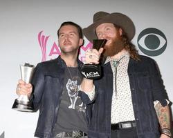 las vegas - 2 de abril - tj osborne, john osborne, irmãos osborne na academia de música country awards 2017 na t-mobile arena em 2 de abril de 2017 em las vegas, nv foto