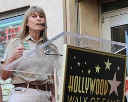 los angeles - 26 de abril - terri irwin na cerimônia da estrela de steve irwin na calçada da fama de hollywood em 26 de abril de 2018 em los angeles, ca foto