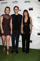 los angeles - 23 de fevereiro - a rua, roseanna brown, jonathan brown, alanna brown no 12º anual oscar wilde awards em bad robot studios em 23 de fevereiro de 2017 em santa monica, ca foto