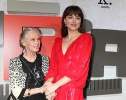 los angeles - 24 de outubro - tippi hedren, dakota johnson na estréia de suspiria nos teatros arclight em 24 de outubro de 2018 em los angeles, ca foto