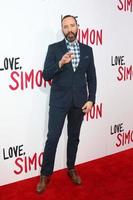 los angeles - 13 de março - tony hale at the love, simon exibição especial no átrio do shopping da cidade do século westfield em 13 de março de 2018 na cidade do século, ca foto