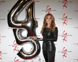 los angeles - 26 de março - tracey bregman no the young and the restless comemora 45º aniversário na cbs television city em 26 de março de 2018 em los angeles, ca foto